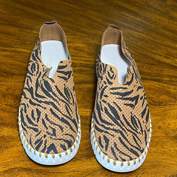 Ilse Jacobsen Shoes - NWOT!!! Ilse Jacobsen Tan and Black Sneakers